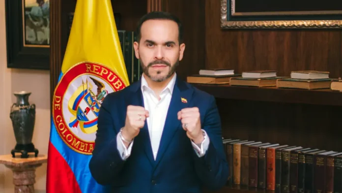 El candidato presidencial Abelardo de la Espriella con los puños cerrados en señal de firmeza, tras el asesinato de su coordinador en Cubarral.