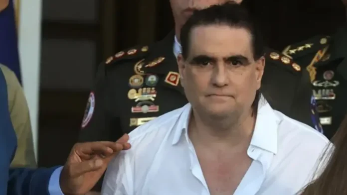 El empresario colombiano Alex Saab bajo custodia de funcionarios, tras confirmarse su deportación desde Venezuela hacia Estados Unidos.