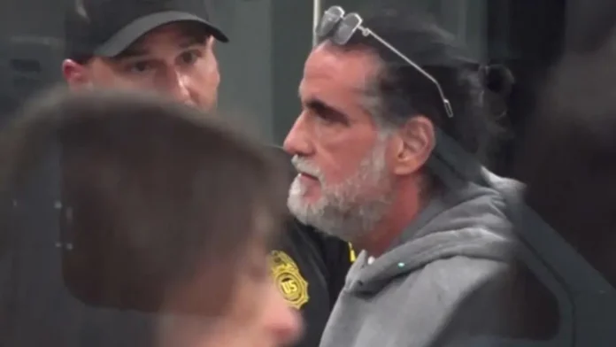 Primera imagen de Alex Saab en EE. UU. vistiendo un suéter gris y con barba canosa, custodiado por agentes federales tras su deportación.