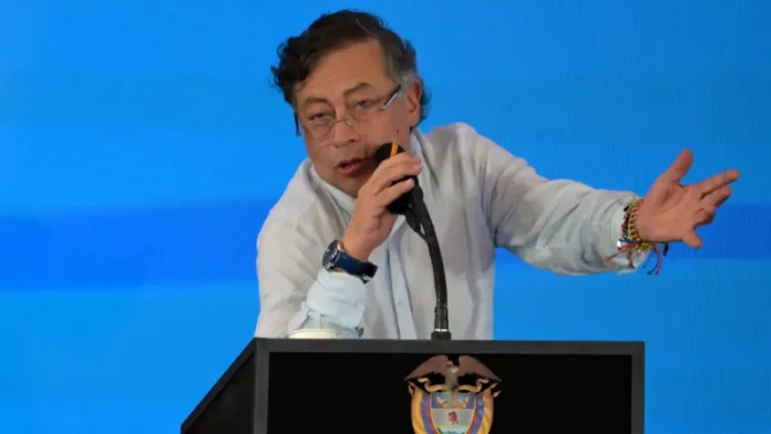Procurador investiga Petro política: El presidente Gustavo Petro hablando efusivamente en un atril oficial.