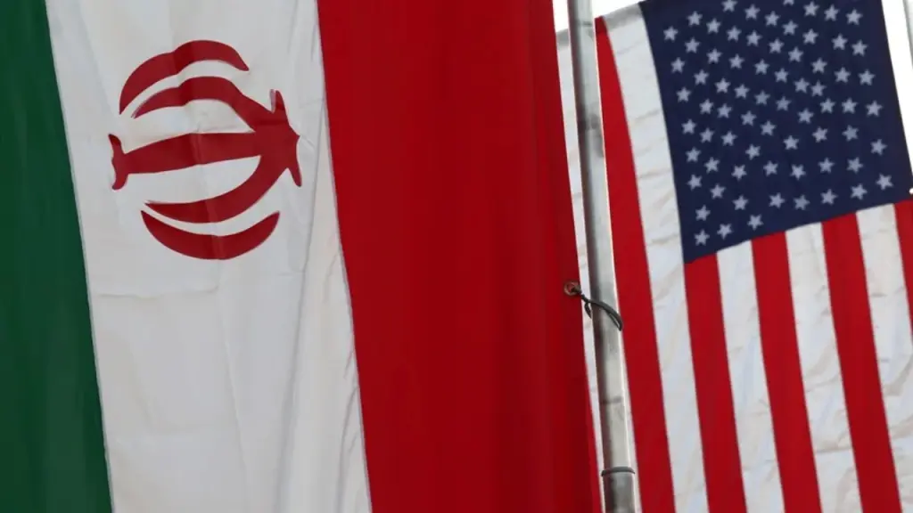 Estados Unidos ataca Irán: Las banderas de la República Islámica y Norteamérica ondean juntas representando la inmensa tensión militar.