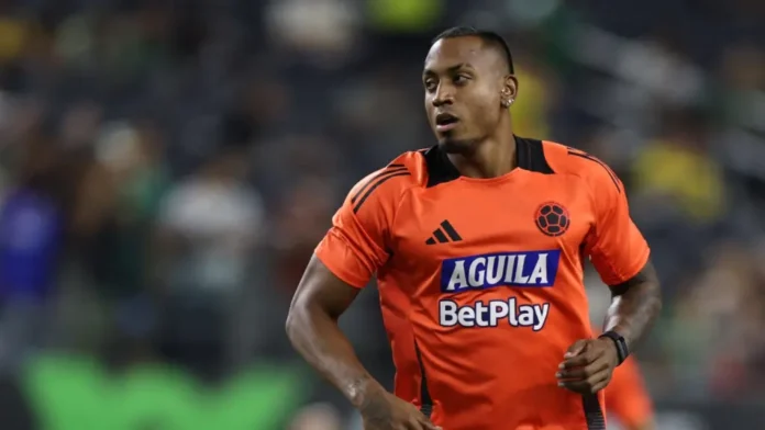 Willer Ditta Selección Colombia: El defensor central entrena enfocado vistiendo la camiseta naranja de la selección nacional.
