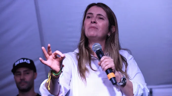 La senadora Paloma Valencia hablando en un podio sobre el proyecto de ley para eximir del SOAT a motocicletas.