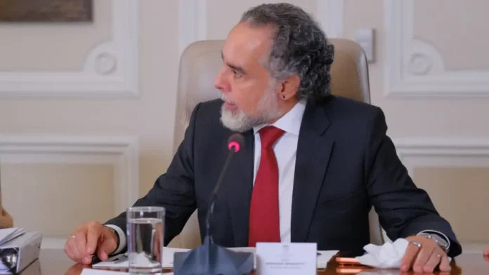 Armando Benedetti hablando durante una reunión oficial sobre el Armando Benedetti constreñimiento electoral.