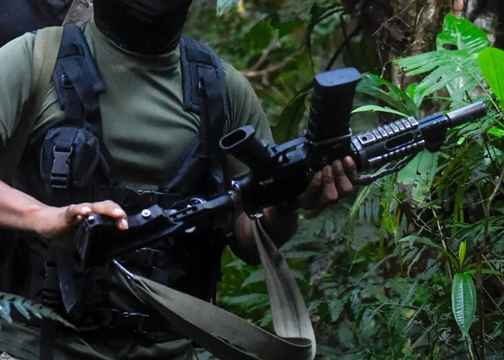 Integrante de grupo armado ilegal portando un fusil en zona selvática, relacionado con los audios disidencias de Calarcá Guaviare.