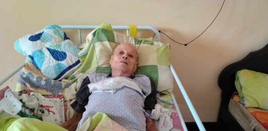 Hombre de 82 años postrado en cama sufre por cortes de energía en Valledupar, barrio La Granja
