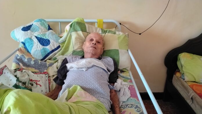 Hombre de 82 años postrado en cama sufre por cortes de energía en Valledupar, barrio La Granja