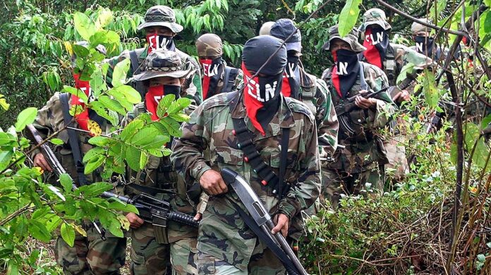 Grupo de combatientes del ELN con uniformes camuflados y rostros cubiertos con pañoletas, en relación con la polémica por el bombardeo en el Catatumbo.