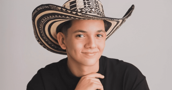 El joven acordeonero Emmanuel Maestre Álvarez tocando su instrumento durante la final del Festival Vallenato.