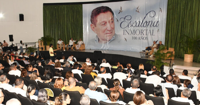 Asistentes participan en homenaje a Rafael Escalona durante la conmemoración de los 100 años de su natalicio en Valledupar.