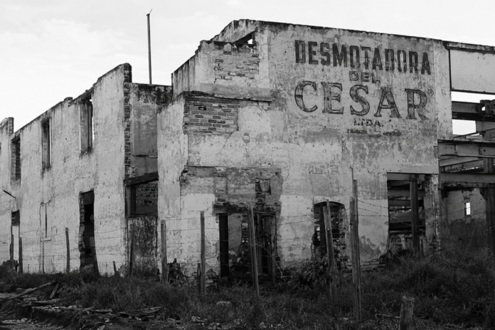 Fachada antigua representando la dolorosa extinción de las empresas del Cesar históricas.