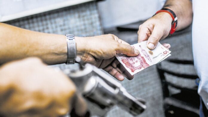 Representación de un acto de extorsión a mano armada contra un comerciante, reflejando la crisis de inseguridad en Colombia en 2026.