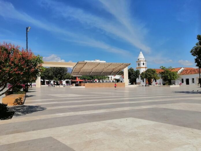 Vista de la Plaza Alfonso López bajo un cielo despejado durante la ola de calor en Valledupar.