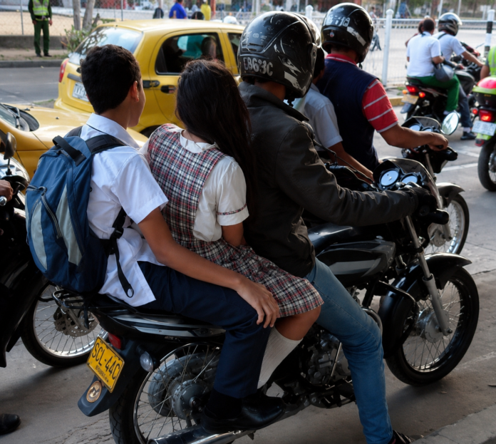 Dos motociclistas transitando sin protección, reflejando la preocupante falta de uso del casco en Valledupar.