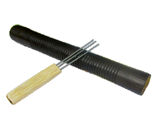 Guacharaca vallenata tradicional de madera oscura cruzada con un trinche o raspador metálico de mango de madera.