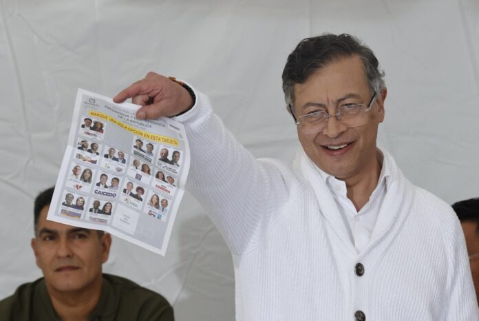 El mandatario muestra el tarjetón oficial de votación antes de sufragar en el marco de la jornada de Gustavo Petro elecciones presidenciales.