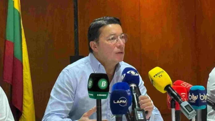 Retrato oficial del Registrador Nacional Hernán Penagos elecciones presidenciales entregando declaraciones a la prensa sobre la seguridad de las urnas.