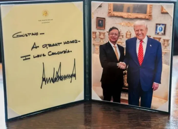 Fotografía de Gustavo Petro y Donald Trump dándose la mano junto a una nota firmada por Trump que dice 
