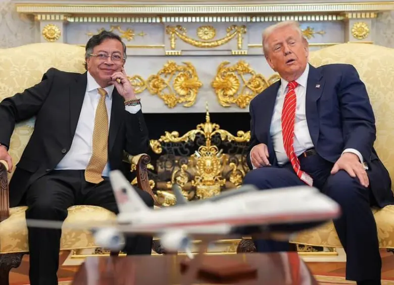 El presidente Gustavo Petro y Donald Trump sentados durante una reunión oficial en la Casa Blanca.