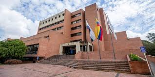 Fachada principal del edificio del Consejo Nacional Electoral (CNE) en Bogotá, Colombia.