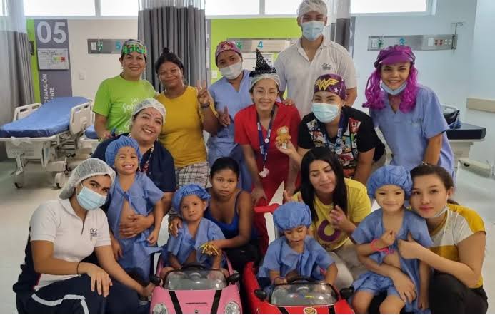 Niños y personal médico durante jornada de Operación Sonrisa en una brigada de cirugías gratuitas.