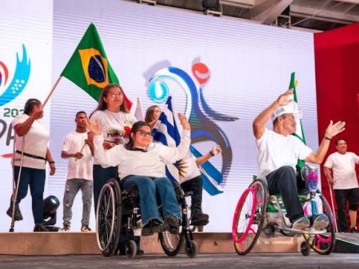 Atletas en silla de ruedas participan en acto oficial de los Juegos Parasuramericanos.