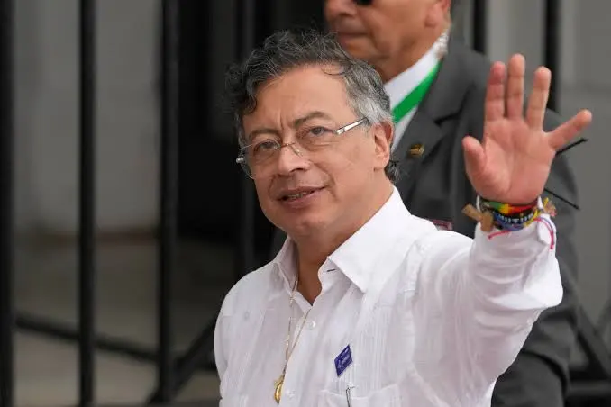 El presidente Gustavo Petro saludando con la mano levantada, en el contexto de los recientes enfrentamientos de Petro con las instituciones.