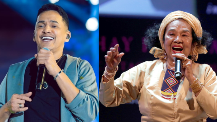 El cantante Jorge Celedón y la maestra Totó La Momposina sonriendo dentro de un estudio de grabación.