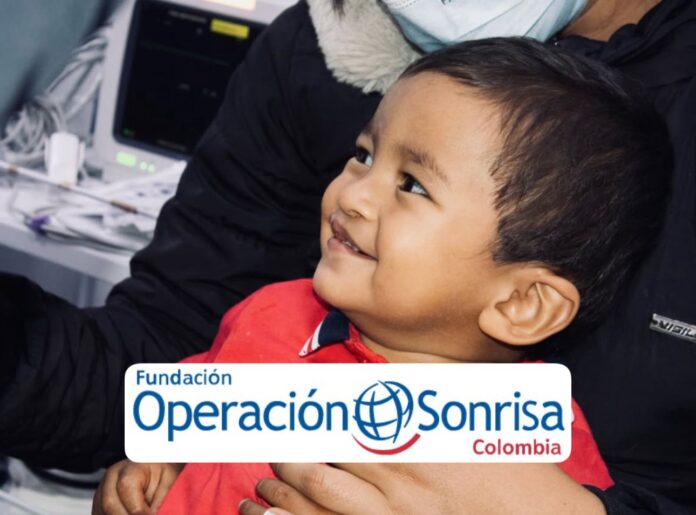 Niño sonriente beneficiario de la Fundación Operación Sonrisa en Valledupar, ilustrando la jornada gratuita de cirugías de labio fisurado y paladar hendido.