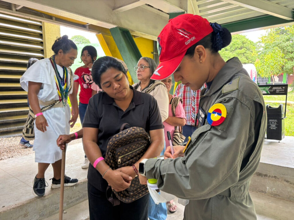 Personal de la Fuerza Aeroespacial realiza el registro de habitantes y familias indígenas durante la jornada médica en Pueblo Bello.