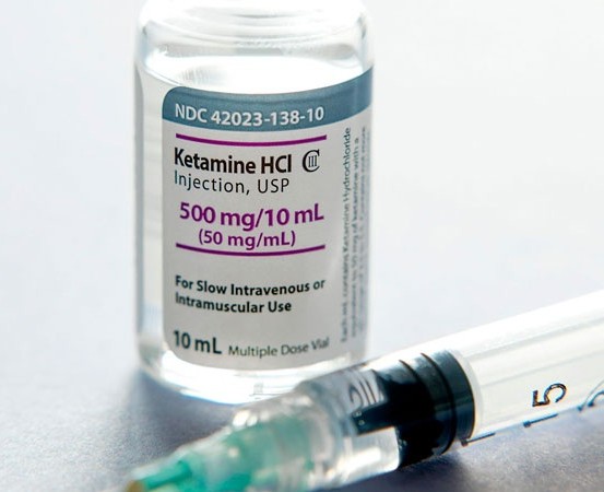 Un frasco de Ketamina HCl y una jeringa, el potente anestésico implicado en el Caso Yulixa Toloza y su desaparición en Bogotá.