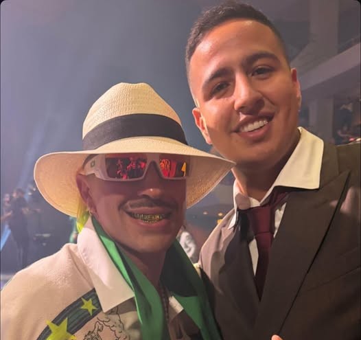 El cantante Martín Elías Jr. posando alegremente junto al reggaetonero Feid en la ciudad de Bogotá.