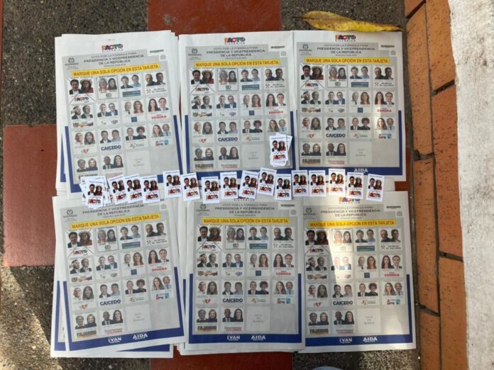 Evidencia del decomiso de formularios oficiales marcados previamente, correspondiente al caso de material electoral en el municipio de La Paz.