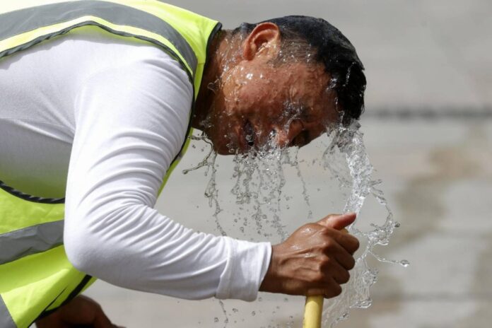 Montaje visual que combina un trabajador de la construcción refrescándose con agua, una imagen de cultivos secos en Valledupar y un gráfico de temperatura que marca 'RÉCORD NACIONAL 38.4 °C', ilustrando la alerta del Fenómeno de El Niño 2026.Montaje visual que combina un trabajador de la construcción refrescándose con agua, una imagen de cultivos secos en Valledupar y un gráfico de temperatura que marca 'RÉCORD NACIONAL 38.4 °C', ilustrando la alerta del Fenómeno de El Niño 2026.