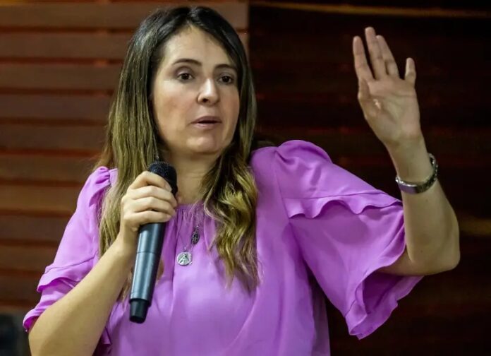 La senadora Paloma Valencia hablando con un micrófono en la mano izquierda y gesticulando durante una intervención pública.