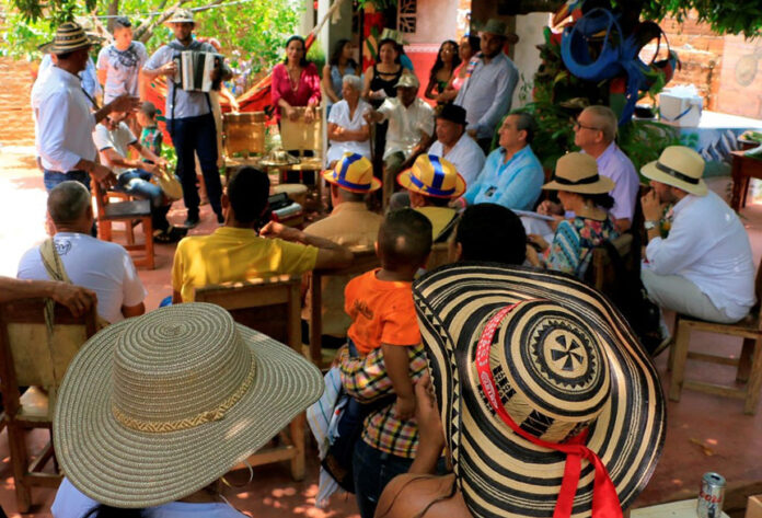 Músicos locales y turistas disfrutando de una parranda de patio tradicional durante el Festival Vallenato 2026.