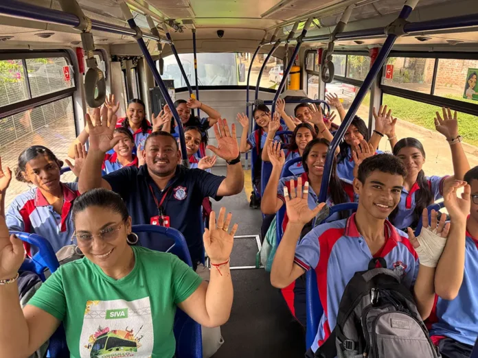 Estudiantes esperando el pasaje estudiantil del SIVA.