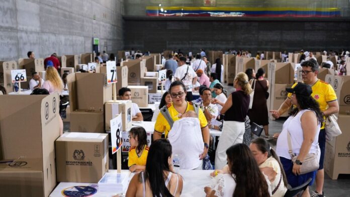 Gran afluencia de ciudadanos asistiendo de manera ordenada a los principales puntos de votación del departamento durante la jornada electoral.