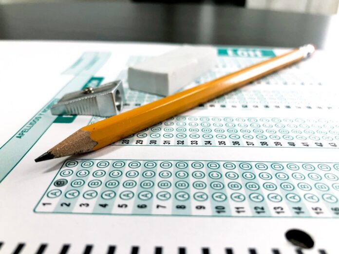 Estudiante del Cesar consultando resultados de las pruebas Icfes Saber 11 en una computadora.