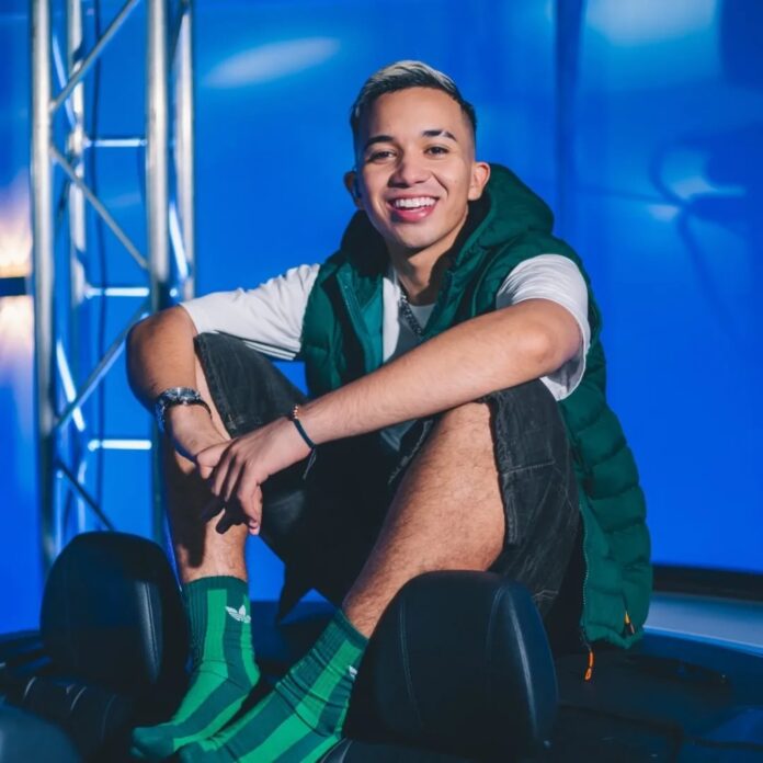 Retrato del cantante Samuel Morales (hijo de Kaleth Morales) sonriendo en un estudio, con gráficos y texto superpuestos que confirman: 'ALERTA: Samuel Morales víctima de delincuencia en Bogotá' y 'SUSTANCIA CONFIRMADA: ESCOPOLAMINA', indicando su estado como 'sano y salvo'.