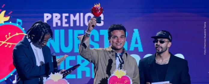 El artista urumitero Silvestre Dangond celebrando su triunfo musical en los Premios Nuestra Tierra.