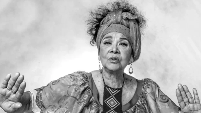Retrato en blanco y negro de la maestra Totó La Momposina, leyenda de la música tradicional colombiana.