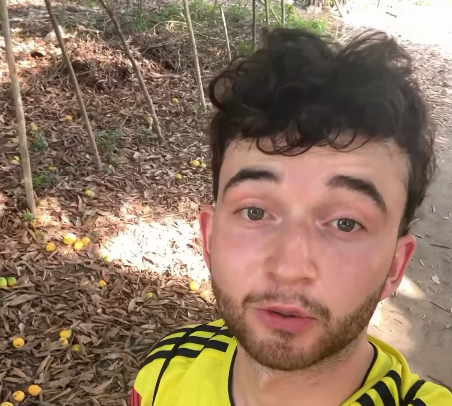 Un turista francés grabando un video sorprendido por los mangos tirados en el Caribe colombiano.