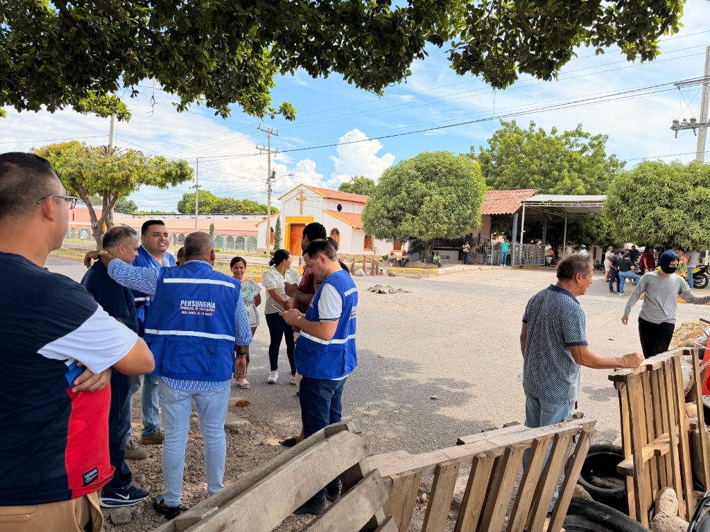 Funcionarios de la Personería Municipal dialogan con los manifestantes de la urbanización OGB Valledupar en medio del cierre vial.