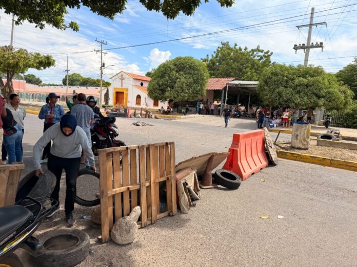 Habitantes colocan llantas y tarimas de madera para obstruir la vía nacional frente a la urbanización OGB Valledupar.
