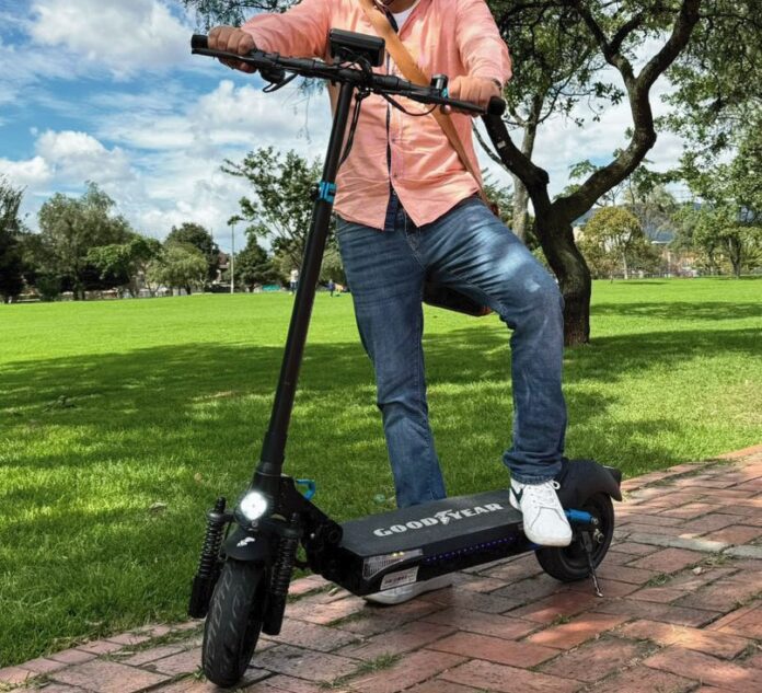 Usuario transitando en patineta eléctrica por una calle de Valledupar, adaptándose a las nuevas normas de movilidad.