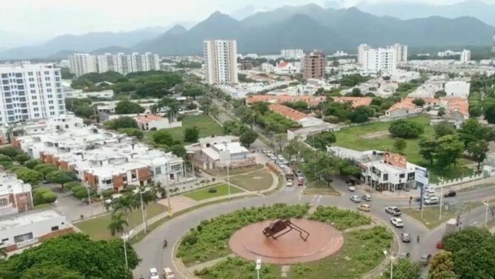 Vista aérea de la glorieta de Los Gallos y el norte de Valledupar, destacando el bajo costo de vida y la inflación controlada según el DANE.