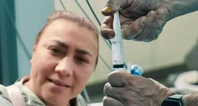 Retrato de Yulixa Toloza al lado de una mano que sostiene una jeringa con un medicamento, implicada en la investigación por su desaparición en Bogotá.