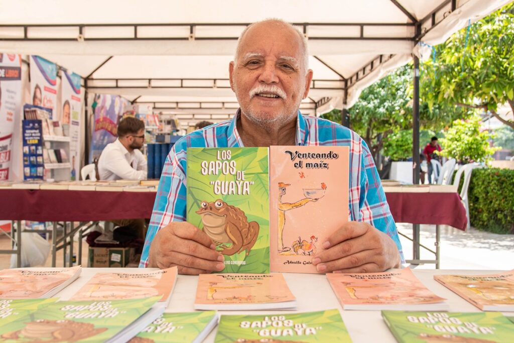 Escritor participante exhibe sus libros durante una edición de la Feria del Libro de Valledupar, FELVA.