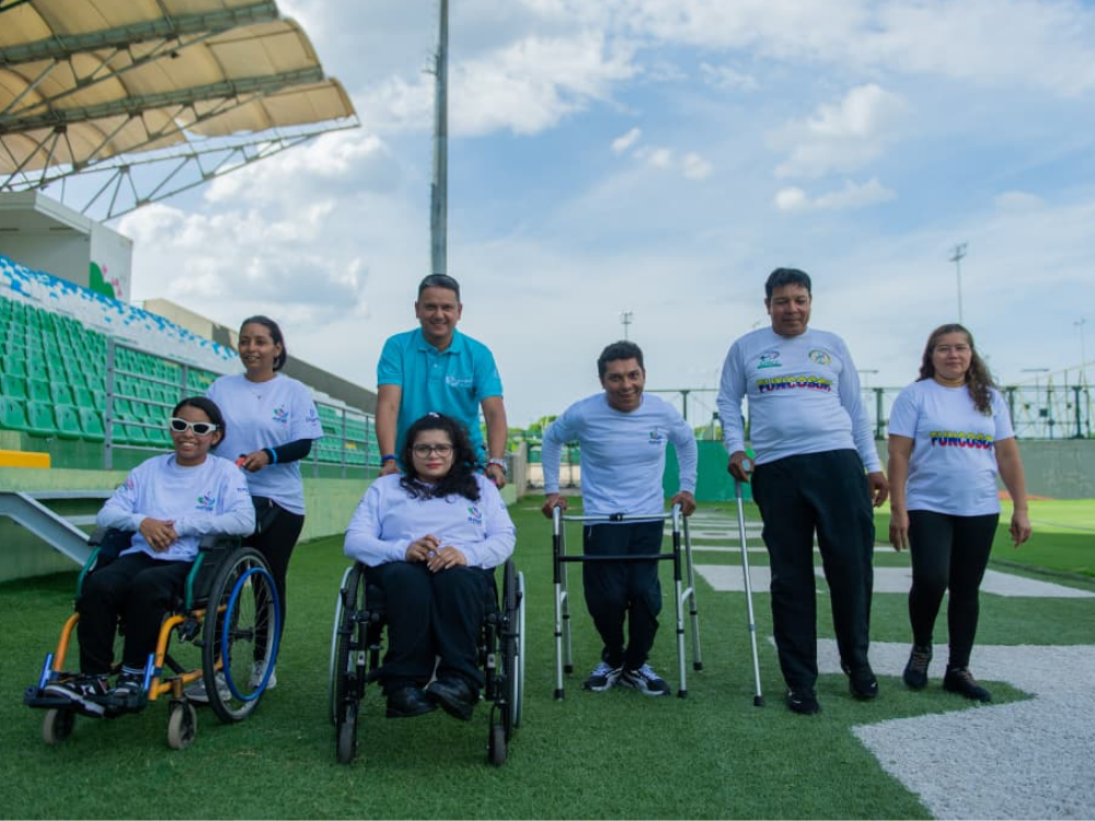 Paraatletas participan en competencias de alto rendimiento durante los Juegos Parasuramericanos.